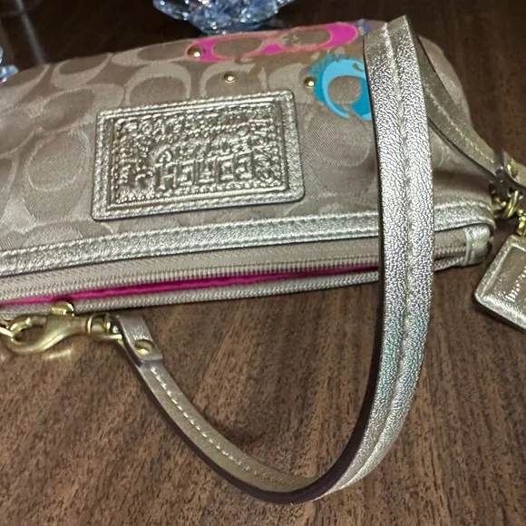 Coach NWOT Daisy Pop C Applique
Med Wristlet Bag - Picture 6 of 8